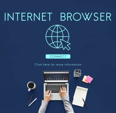 laptop ile çalışan kişi 