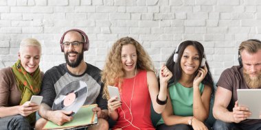 insanlar oturur koltukta cihazlar ile 