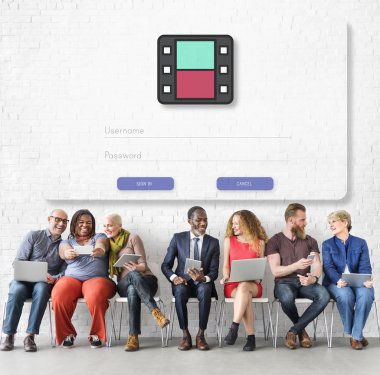 kişi iskemlede oturuyor