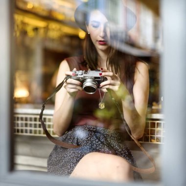 fotoğrafçı kadın vintage fotoğraf makinesi ile