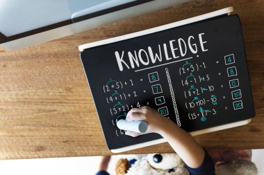 Küçük kız yazı tahtası üzerinde çizim