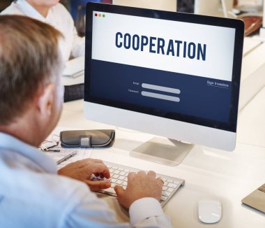 Olgun iş adamı bilgisayarda çalışıyor.