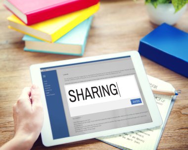  Dijital tablet kullanan adam