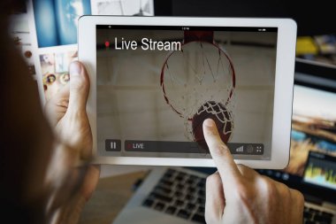 Dijital tablet kullanan adam  