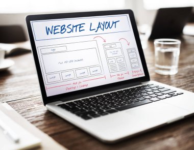 çalışma alanı tablo üstünde laptop  