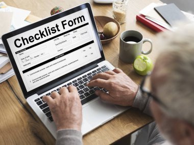 Masada dizüstü bilgisayar kullanan adam