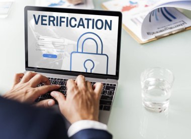 tipik dizüstü klavye üzerinde işadamı