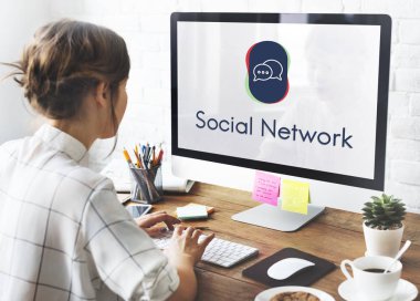 bilgisayar ile çalışan kadın