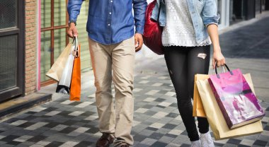 Çift durring müşteriler alışveriş