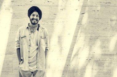 Duvara karşı ayakta adam