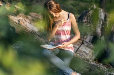 Kadın yazma Not doğada