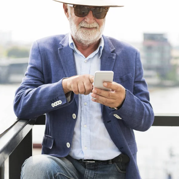 Senior mannen beter mobiltelefon — Stockfoto