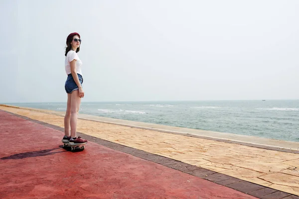 Femme équitation skateboard — Photo