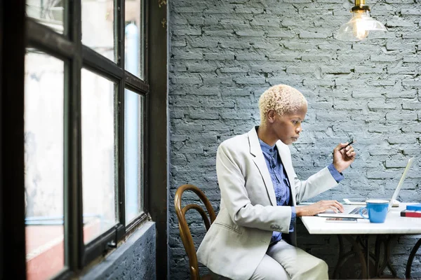 Geschäftsfrau mit Laptop — Stockfoto