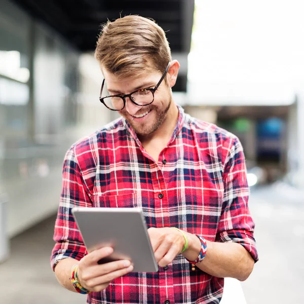 Giovane uomo utilizzando il dispositivo digitale — Foto Stock