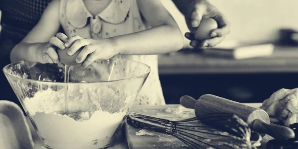 Menina fazendo massa para biscoitos caseiros — Fotografia de Stock