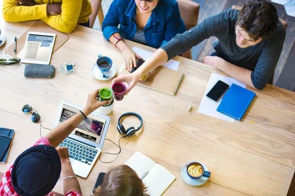 Estudiantes aprendiendo juntos —  Fotos de Stock