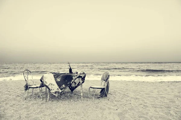 Tafel en stoelen op strand — Stockfoto