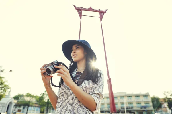 Aziatische meisje in muts met camera — Stockfoto