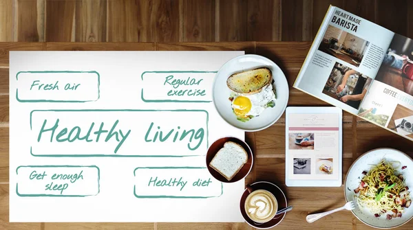 Holztisch mit Frühstück und digitalem Tablet — Stockfoto