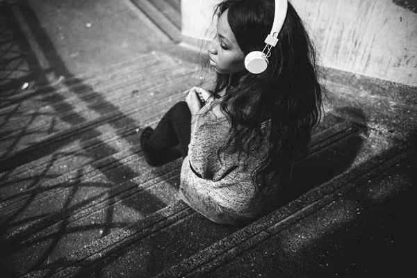 Mulher ouvindo música em fones de ouvido — Fotografia de Stock