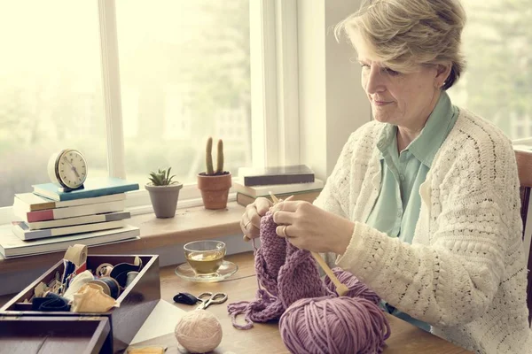 Senior Woman Knitting — Stock Photo, Image