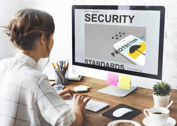 Frau arbeitet mit Computer — Stockfoto