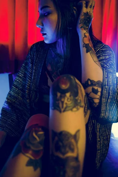 Bella ragazza con tatuaggi — Foto Stock