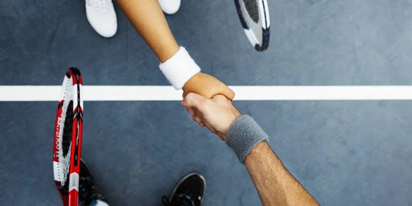 Tennissers schudden handen — Stockfoto