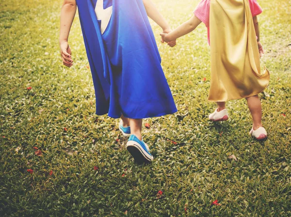 Brother and sister at park — Stock Photo, Image