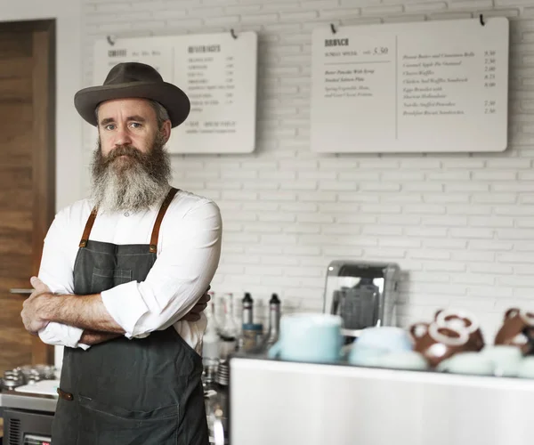 Homem barista com barba — Fotografia de Stock