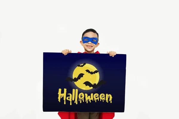 Süper kahraman çocuk elinde karton ile — Stok fotoğraf