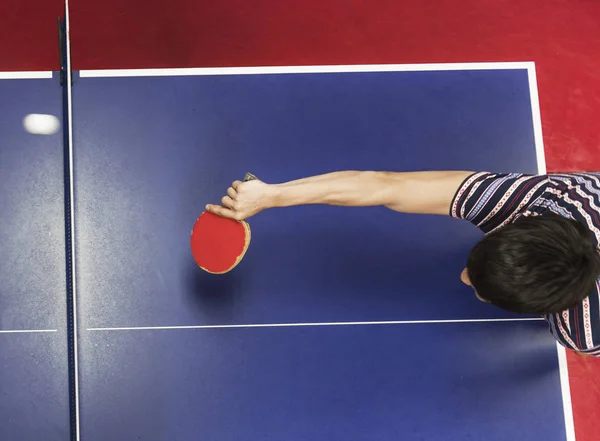 Sportman παίζοντας πινγκ πονγκ αθλητισμού — Φωτογραφία Αρχείου