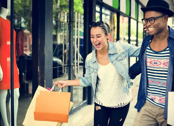 Casal de clientes durando compras — Fotografia de Stock