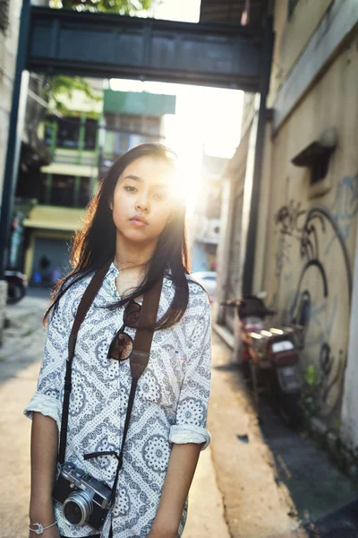 Vacker asiatisk tjej med kamera — Stockfoto