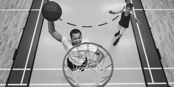 Homem e menino jogando basquete — Fotografia de Stock