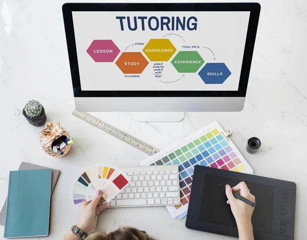 Mujer trabajando con tableta gráfica — Foto de Stock