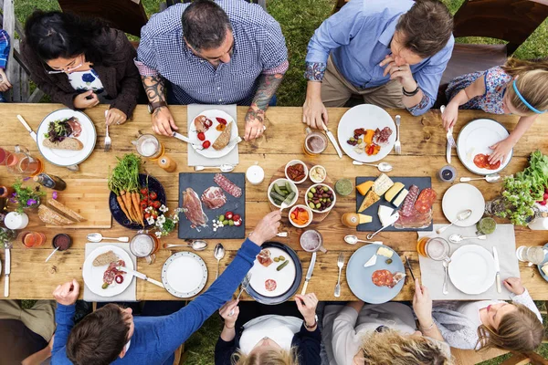 Amigos Jantar juntos — Fotografia de Stock