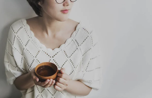 Menina asiática beber chá — Fotografia de Stock