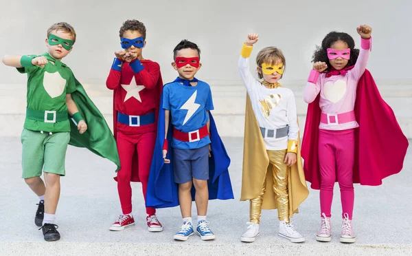 Superhjälte barn leker och skrattar — Stockfoto