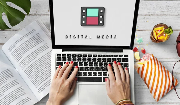 Woman using laptop — Stock Photo, Image