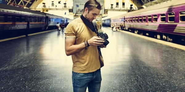 Uomo con fotocamera alla stazione ferroviaria — Foto Stock