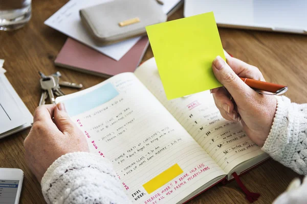 Persona sosteniendo nota de palo amarillo —  Fotos de Stock