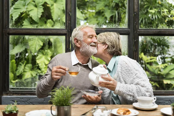 Pareja mayor bebiendo té — Foto de Stock