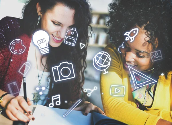 Meisjes samen studeren — Stockfoto