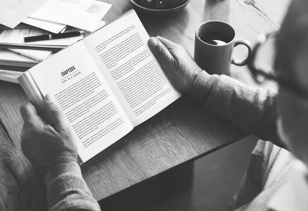 Älterer Mann liest Buch — Stockfoto