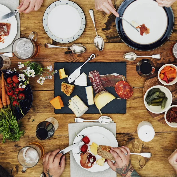 Grupo de personas que cenan juntas — Foto de Stock