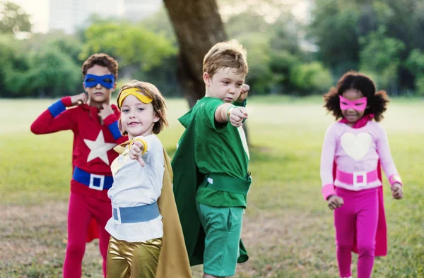 Superheld kinderen spelen en lachen — Stockfoto