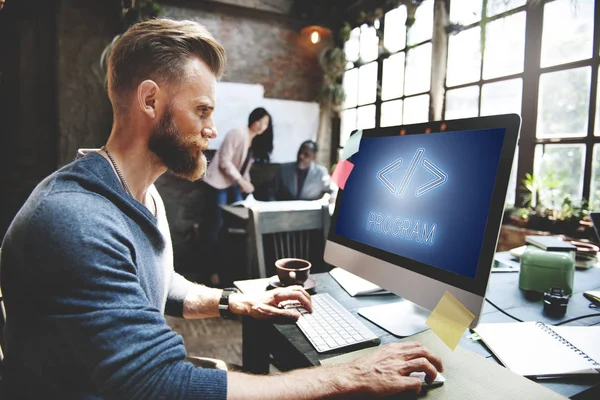 Zakenman werken met computer — Stockfoto