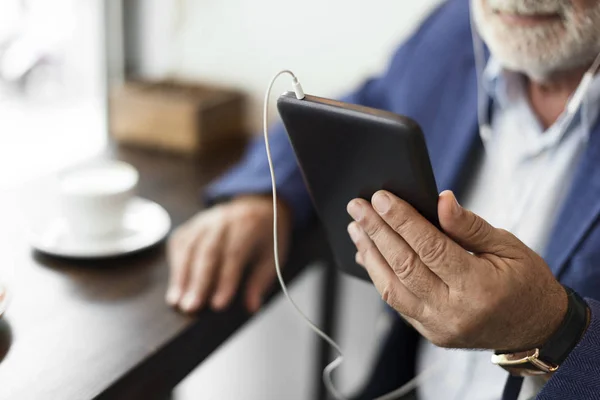 Homme âgé naviguant sur téléphone mobile — Photo